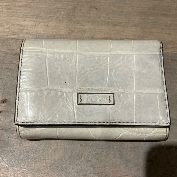 TUMI Croc Embossed Leather Trifold Wallet Ivory Bone Card Organizer ID Holder - Picture 2 of 6